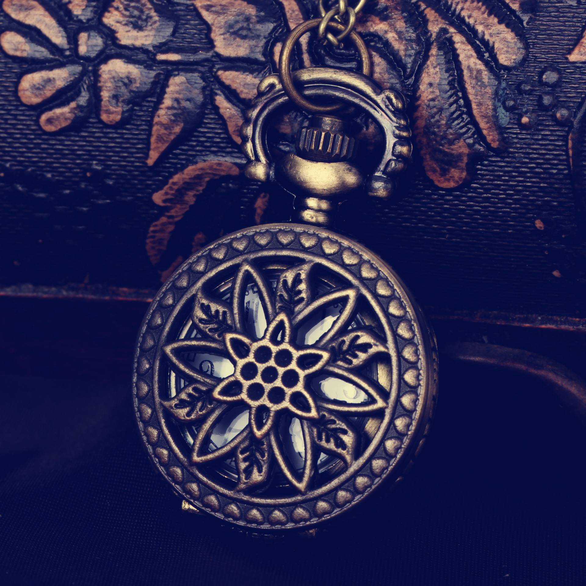 Retro small six -arrow petal petals quartz pocket watch Classical European and American wind sweater chain 6118