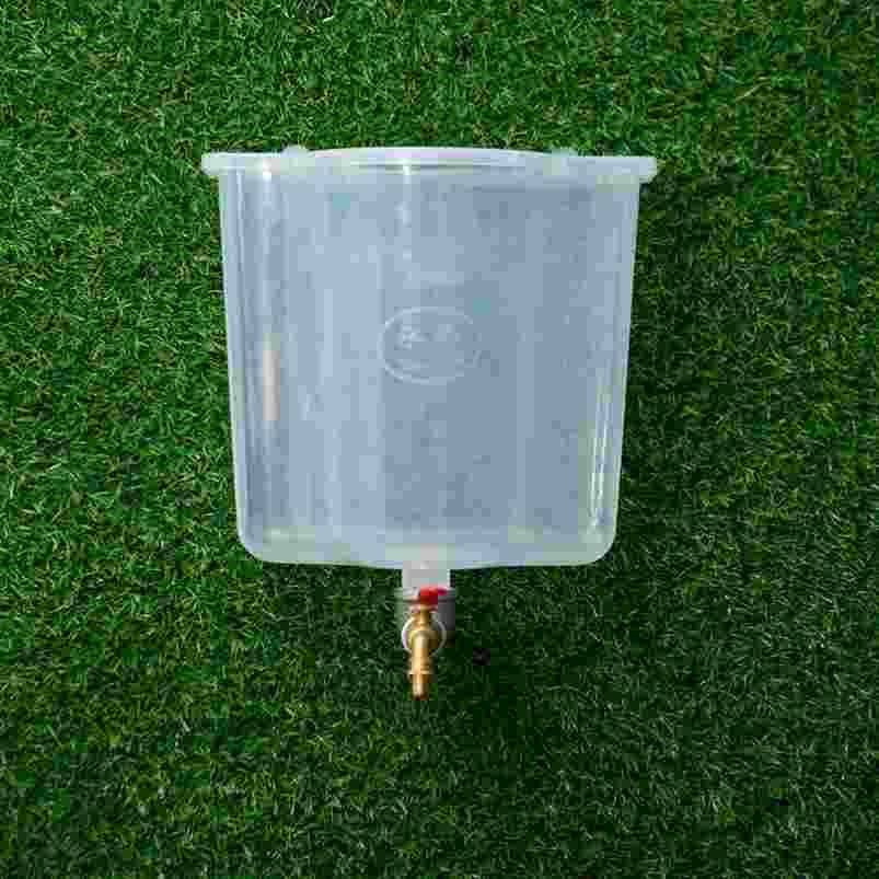 Washing and durable hand bucket shampoo is mostly used with creative hanging plastic buckets to hang the wall toilet toilet toilet