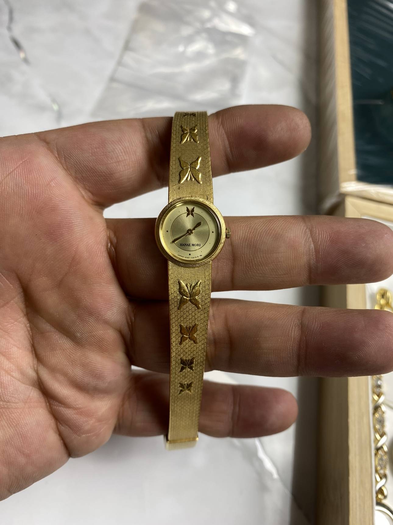 Middle -aged return boutique watch