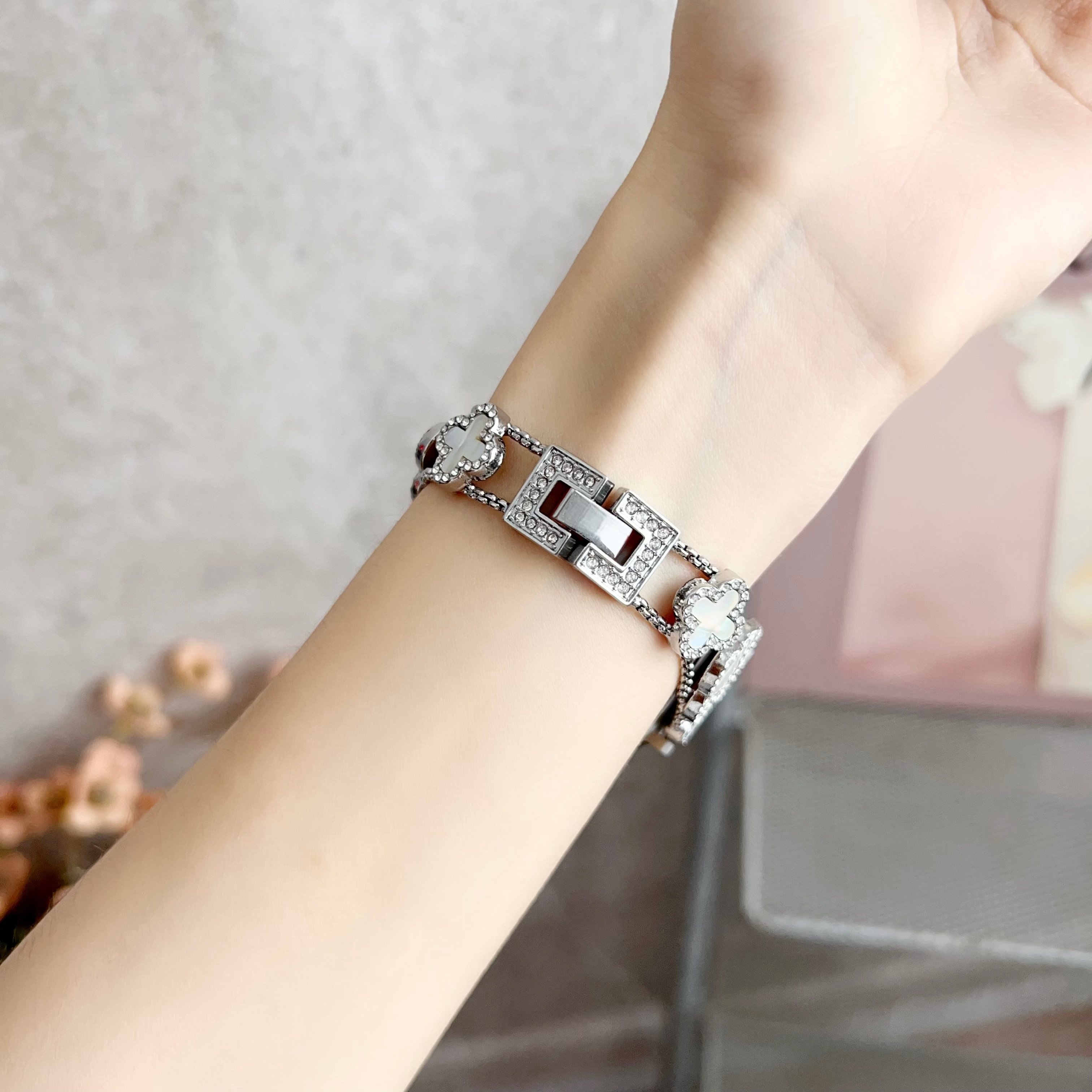 Luxury Four Leaf Clover Accessories Corea Para Women Strap Bracelet Smart Watch Band For Apple Watch 49mm 45mm iWatch Ultra 9/8