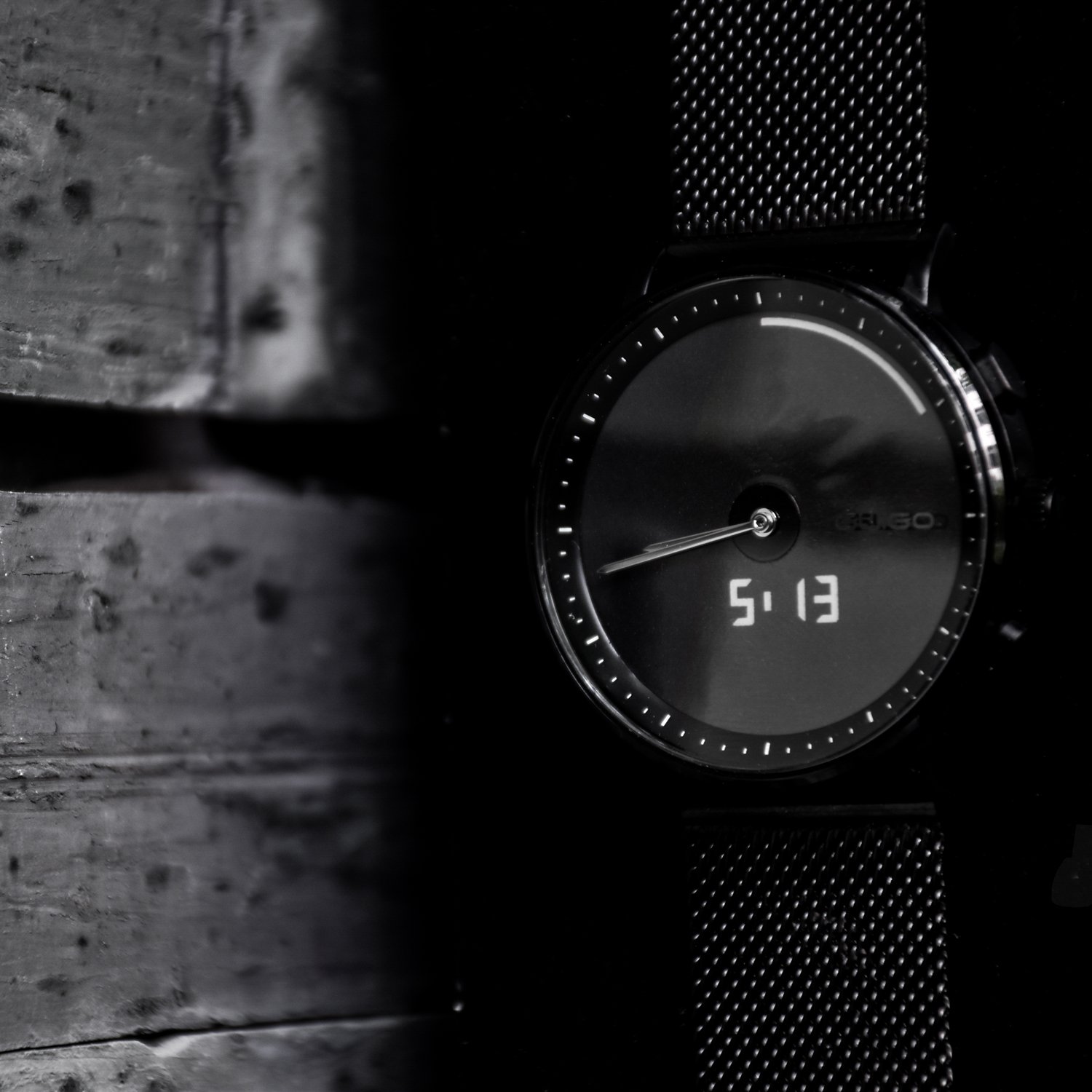 The world's first quartz movement hybrid Eink Smart Watch with 30 days long standby time