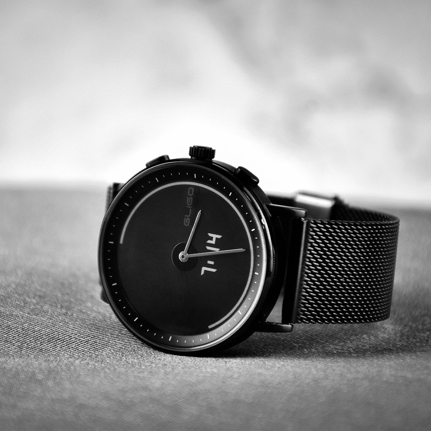 The world's first quartz movement hybrid Eink Smart Watch with 30 days long standby time