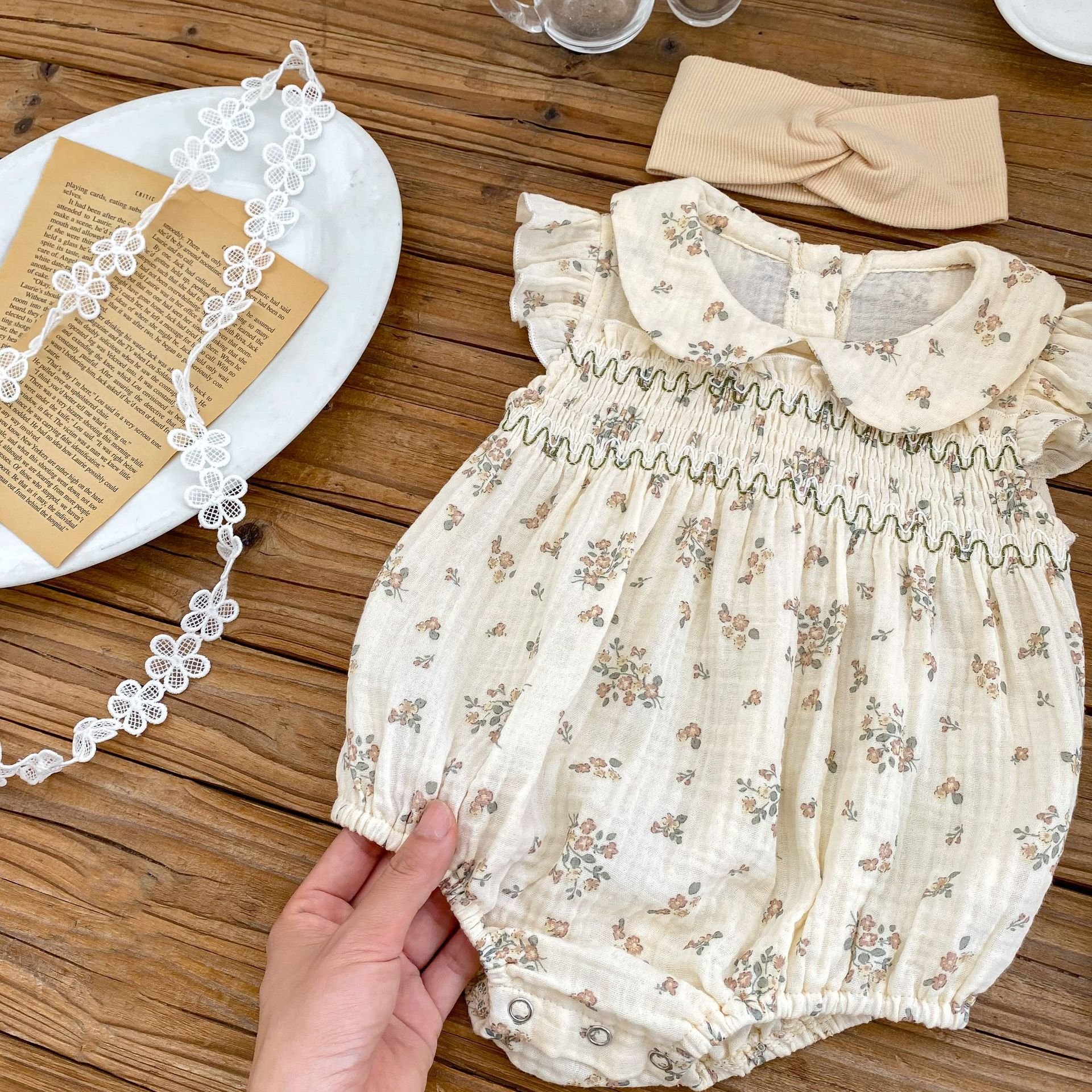 Hot Sale Doll Collar Baby Girl 100% Muslin Cotton Baby Clothes Summer Sleeveless Ruffled Floral Jumpsuit Baby Romper