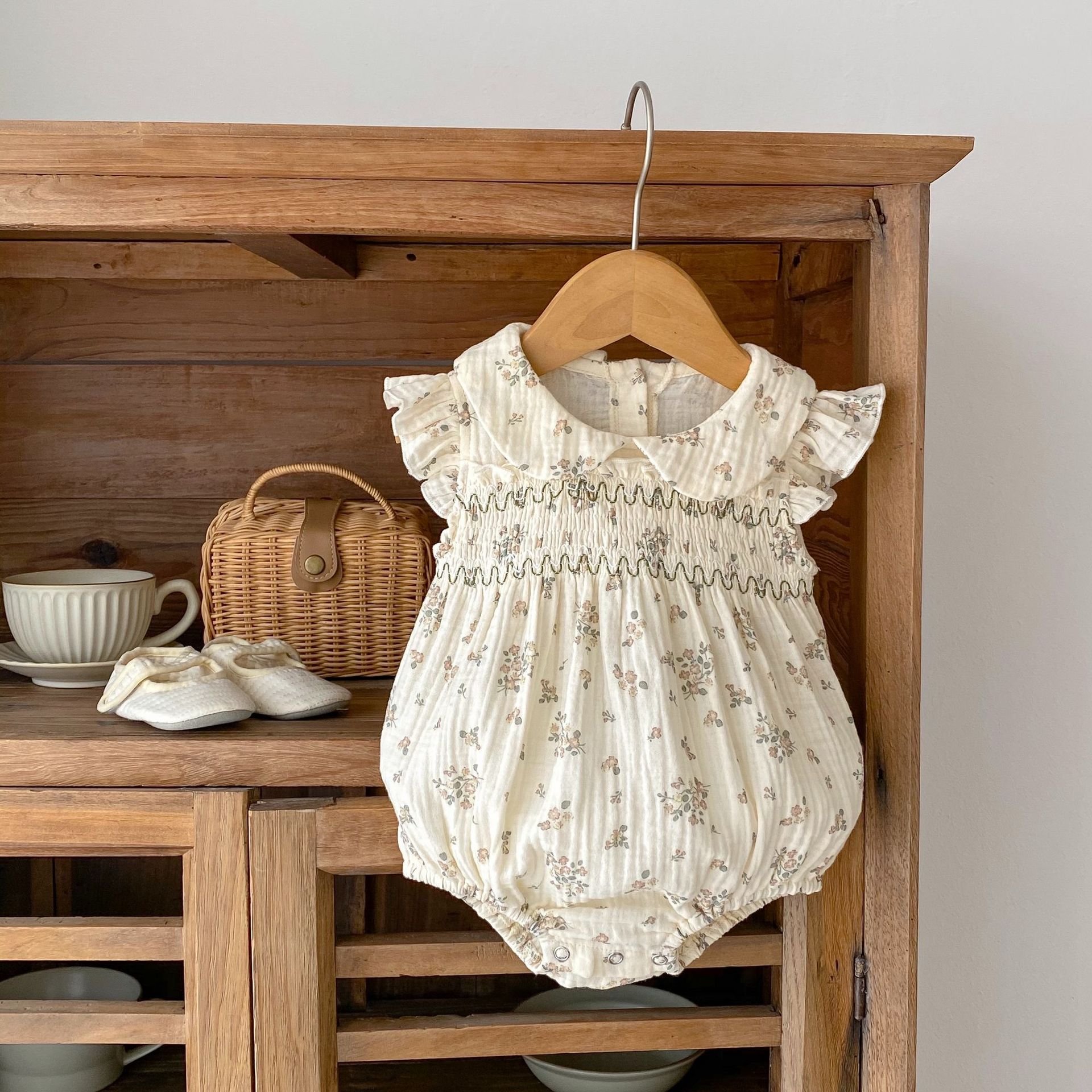 Hot Sale Doll Collar Baby Girl 100% Muslin Cotton Baby Clothes Summer Sleeveless Ruffled Floral Jumpsuit Baby Romper