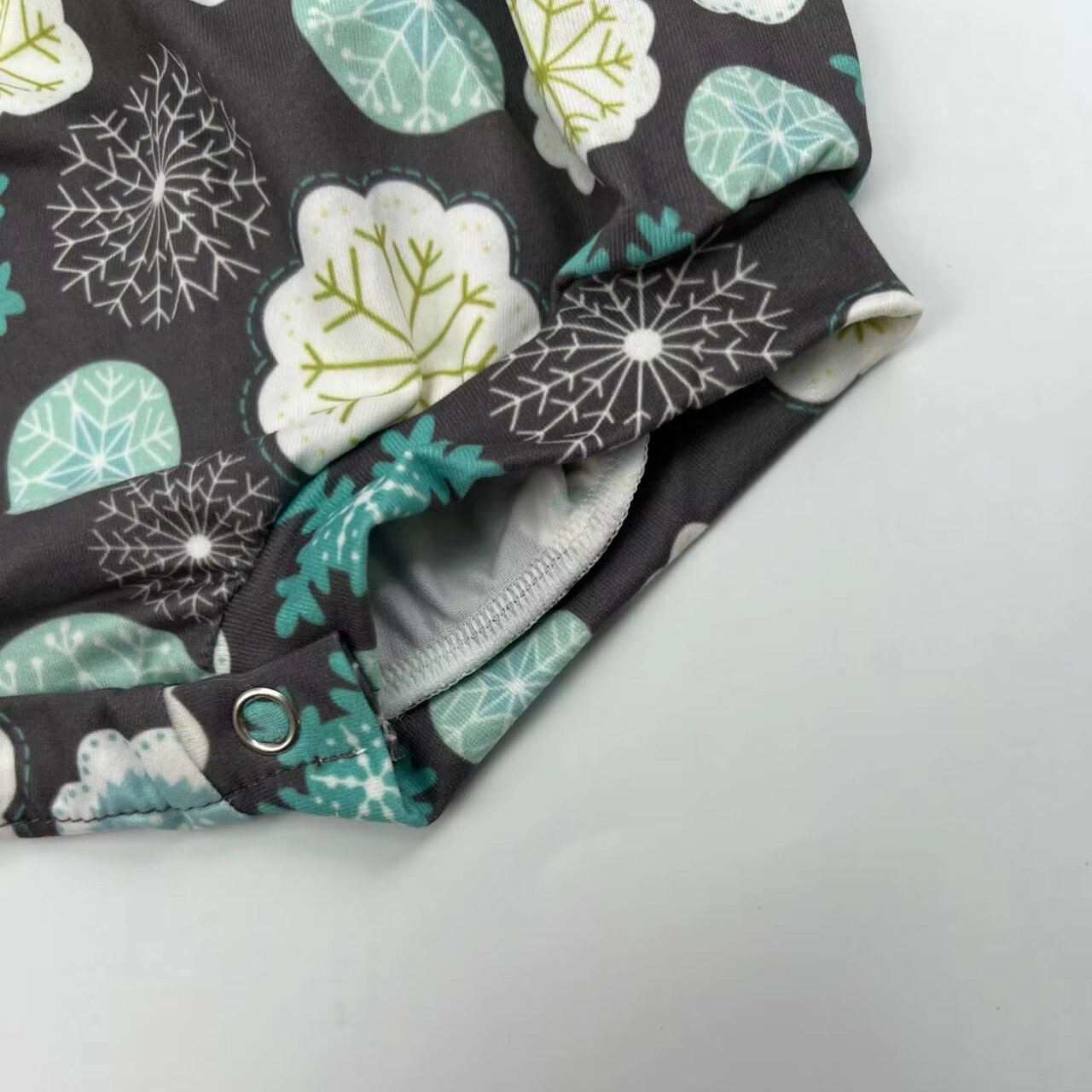 Qingli Oem High Quality Rts Milk Silk Snowflake Print Short Sleeve Baby Girls Bubble Romper