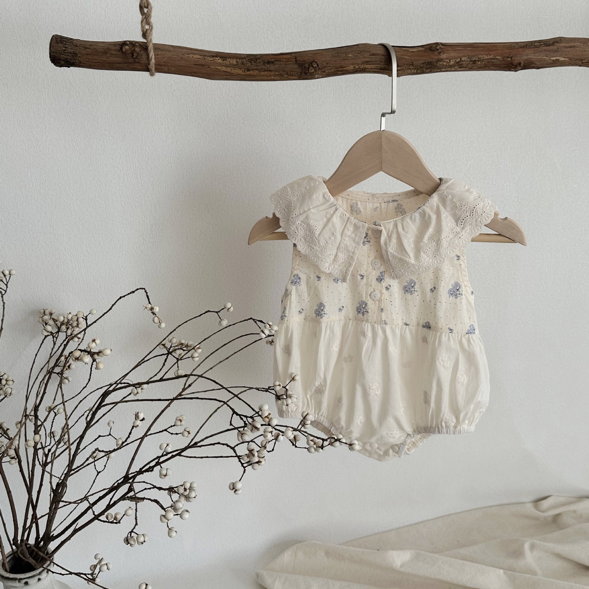 Wholesale 2024 Summer Baby Clothing Fashion Floral Lace Collar Sleeveless Cotton Baby Rompers