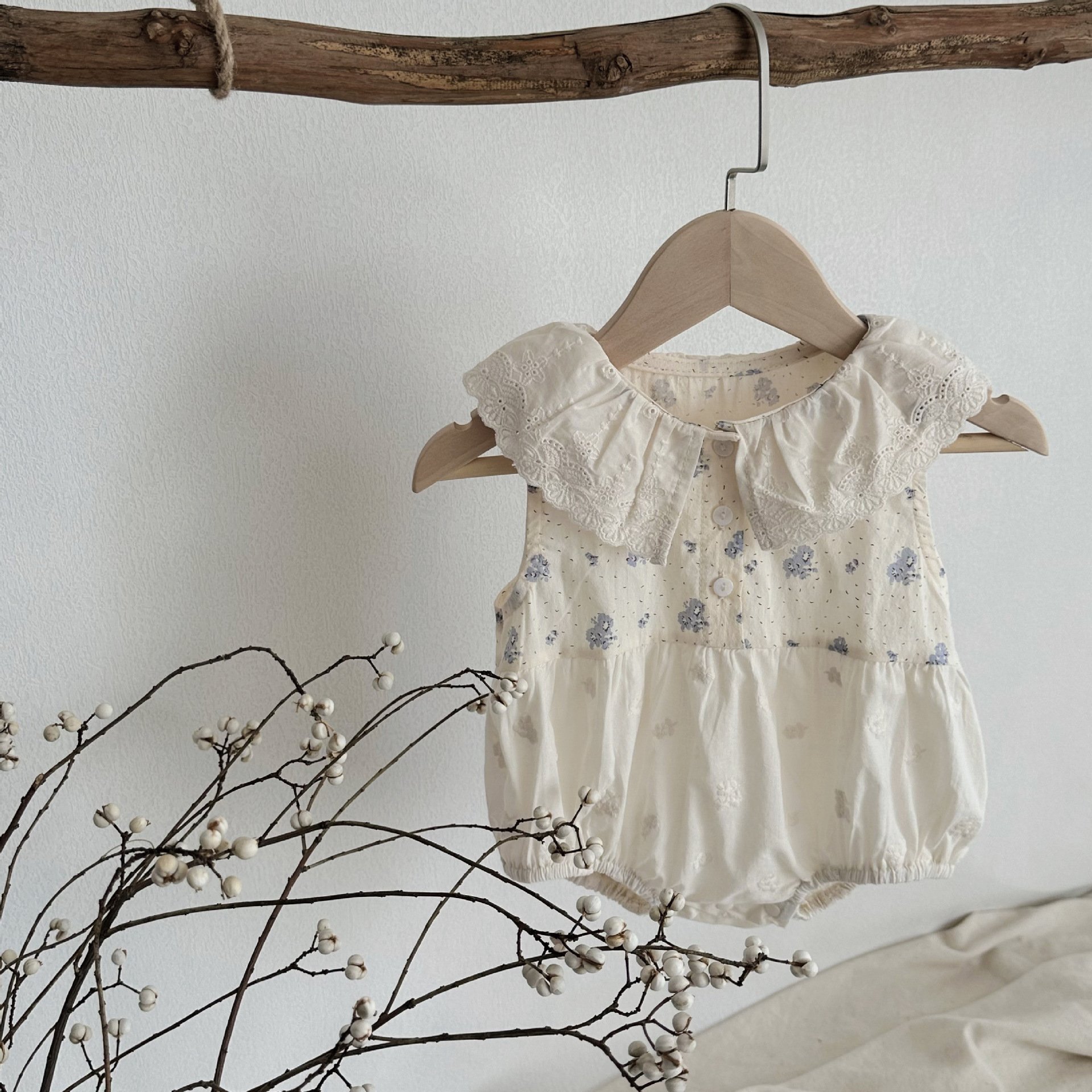 Wholesale 2024 Summer Baby Clothing Fashion Floral Lace Collar Sleeveless Cotton Baby Rompers