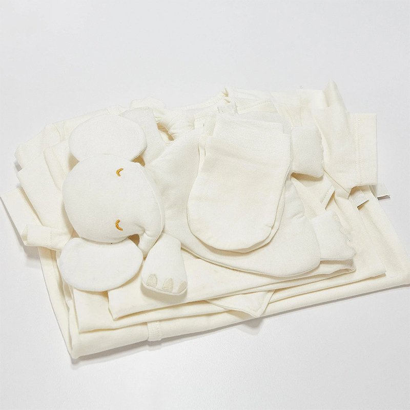Organic white baby bundle gift set cotton baby clothing set eco friendly Newborn gift set sustainable custom newborn gifts