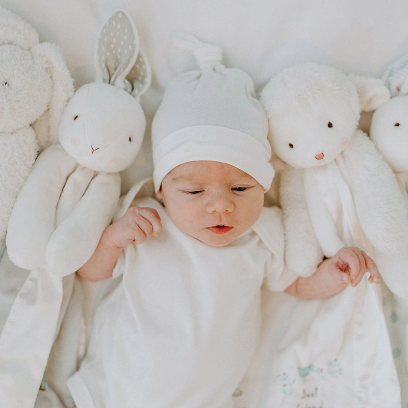 Organic white baby bundle gift set cotton baby clothing set eco friendly Newborn gift set sustainable custom newborn gifts