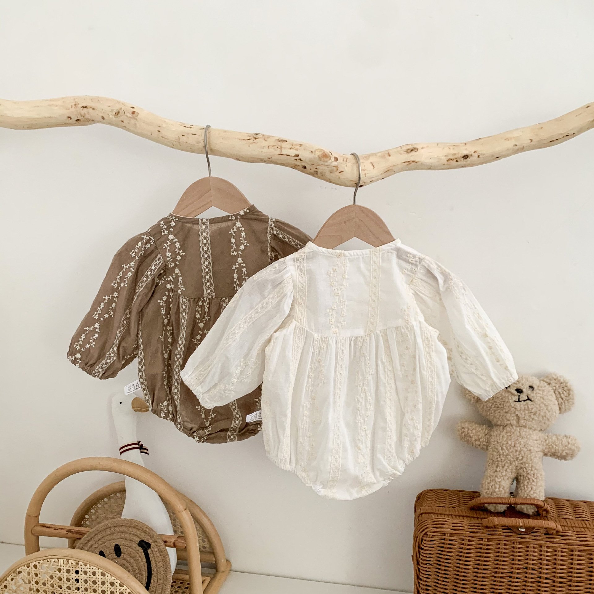 Baby Girl Clothes Ivory Lace Organic Cotton Ruffle Baby Girl Romper Playsuit Newborn Baby Girl One-pieces Floral Jumpsuits lbc