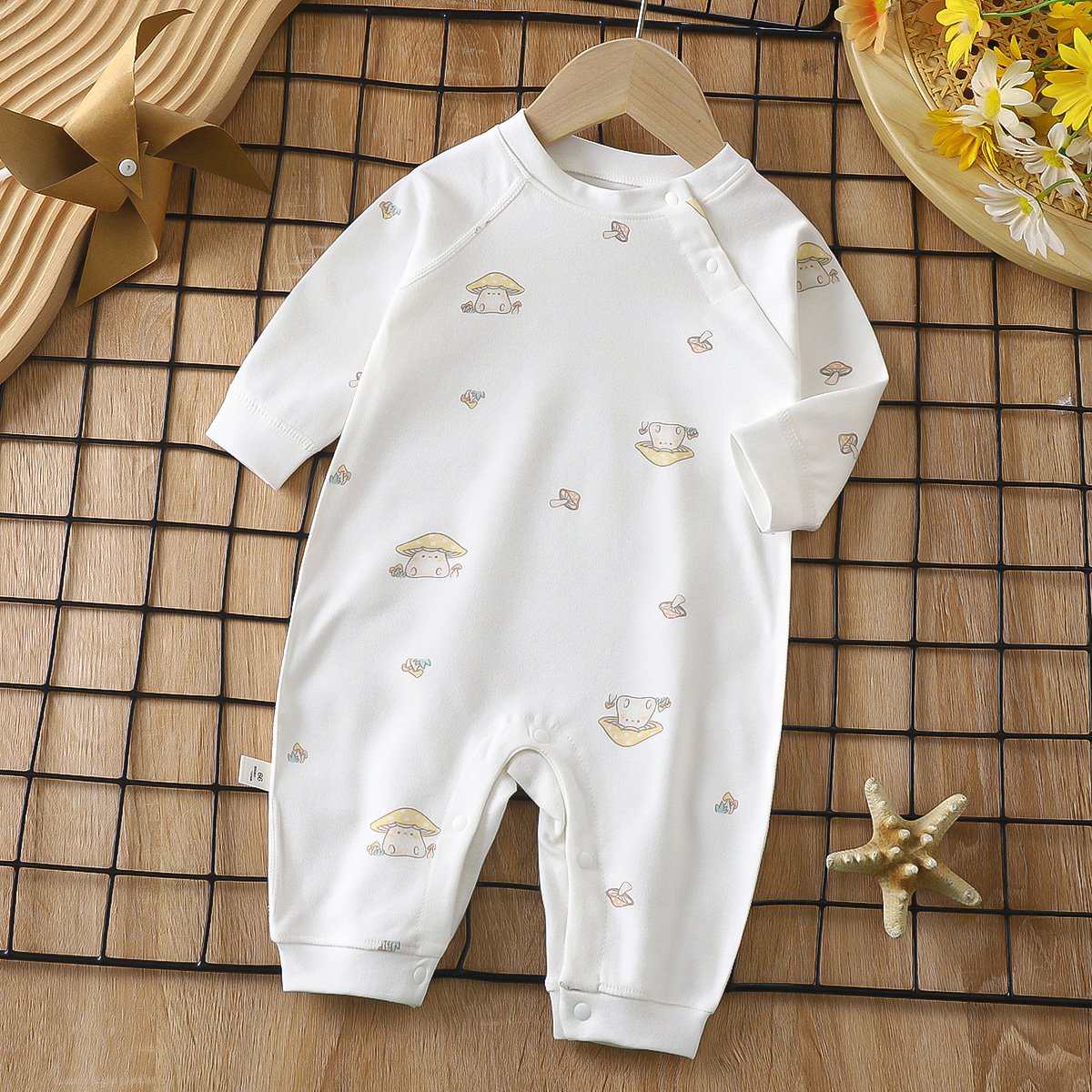 Support customization baby girls romper comfortable soft fabric baby girls bodysuit boneless baby romper in stock