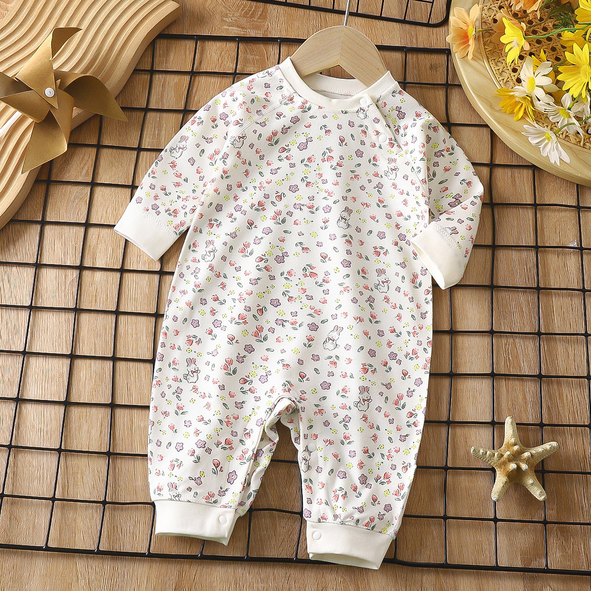 Support customization baby girls romper comfortable soft fabric baby girls bodysuit boneless baby romper in stock