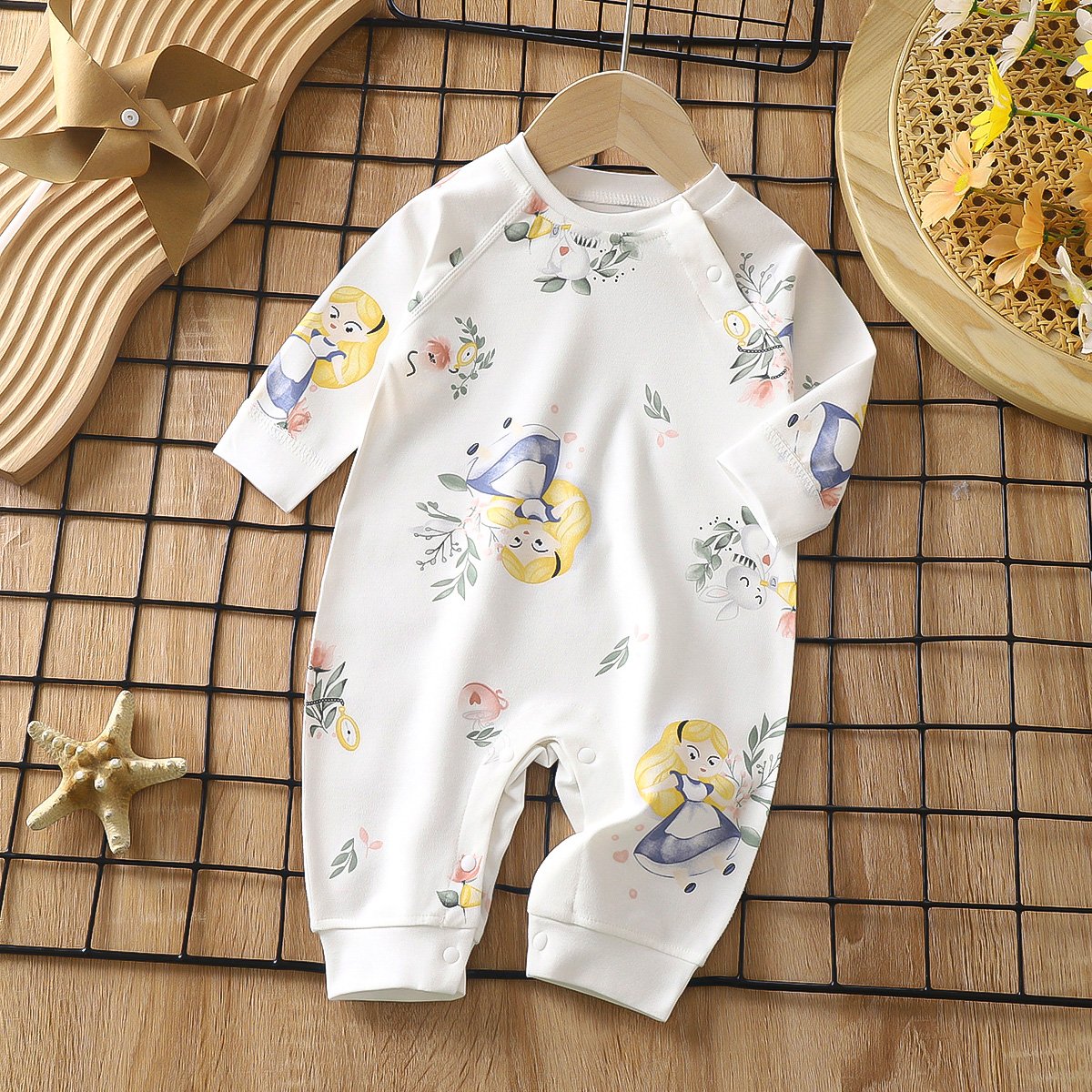 Support customization baby girls romper comfortable soft fabric baby girls bodysuit boneless baby romper in stock