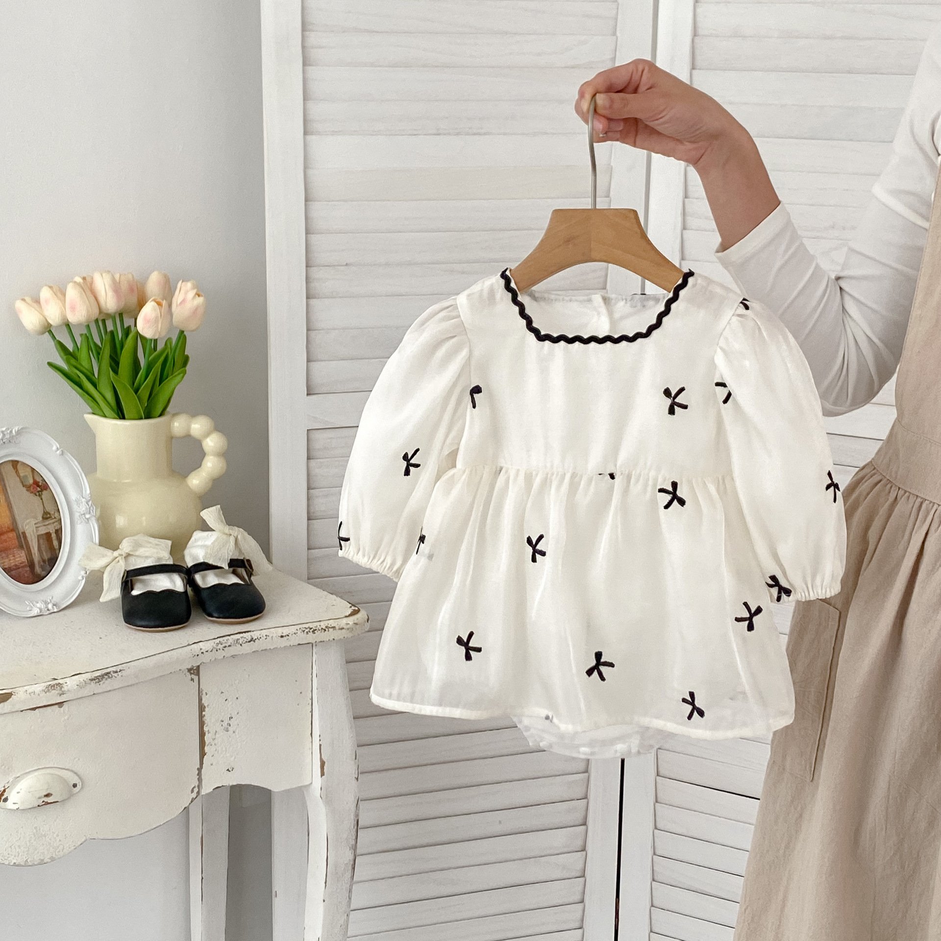 ins 2024 baby autumn jumpsuit fashionable princess mesh girl baby romper bow long sleeves fart infant clothes