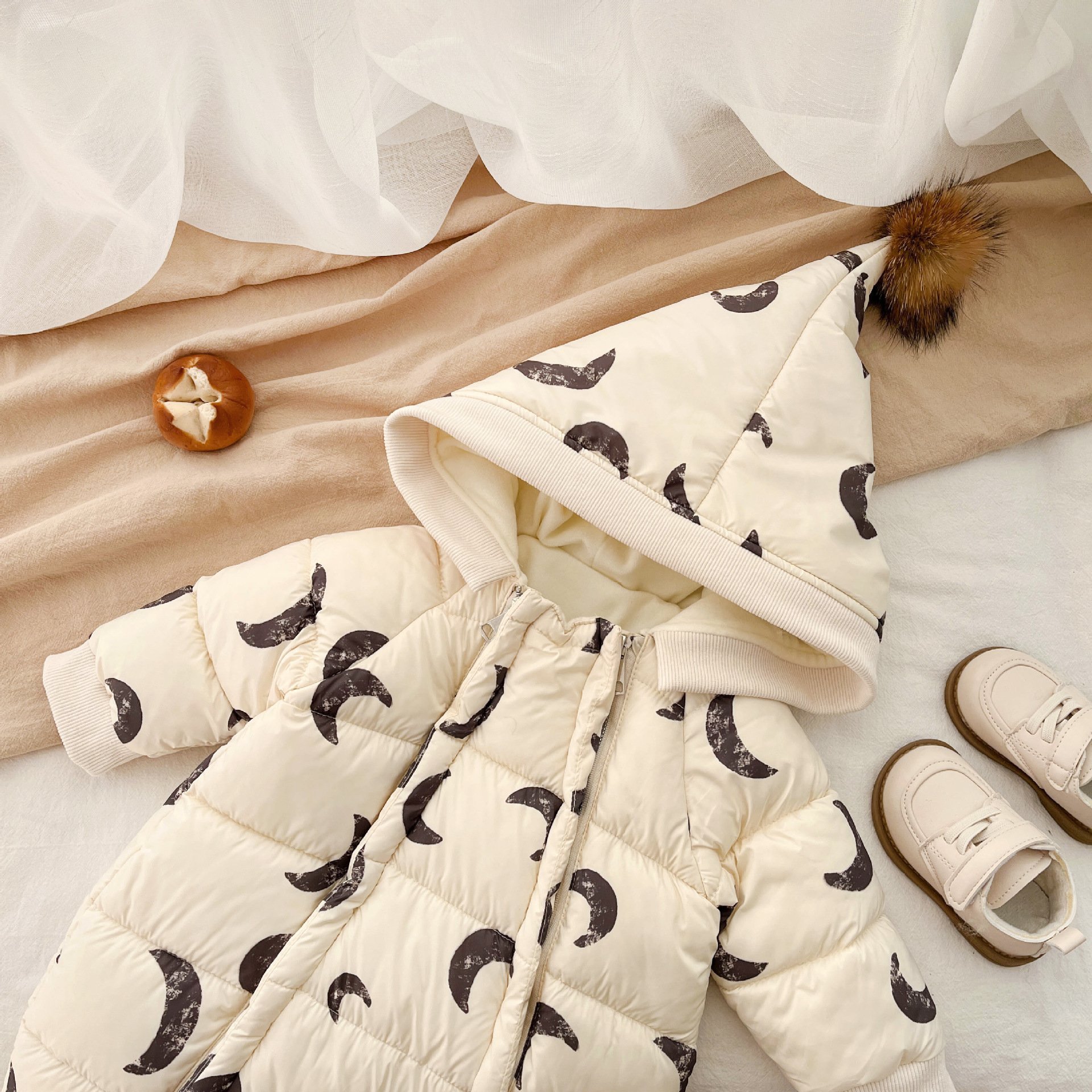 Wholesale 2024 Winter Baby Clothing Korea Moon Printed Long Sleeve Hooded Thick Warm Baby Rompers