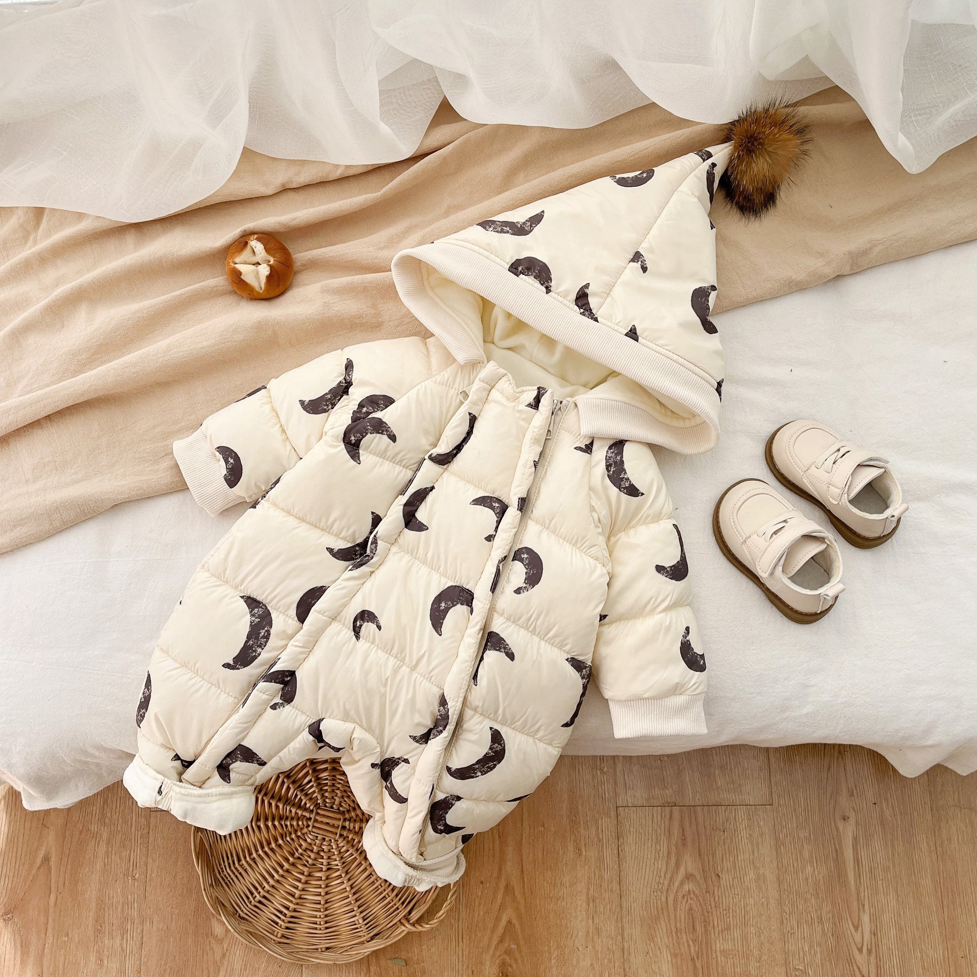 Wholesale 2024 Winter Baby Clothing Korea Moon Printed Long Sleeve Hooded Thick Warm Baby Rompers