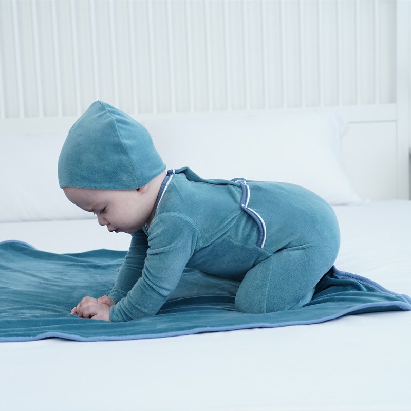 Custom OEM & ODM Winter Newborn Baby Velour Footie Infant Rompers Boys Girls Onesie Sleep Suit Pajamas Set New Born Clothes