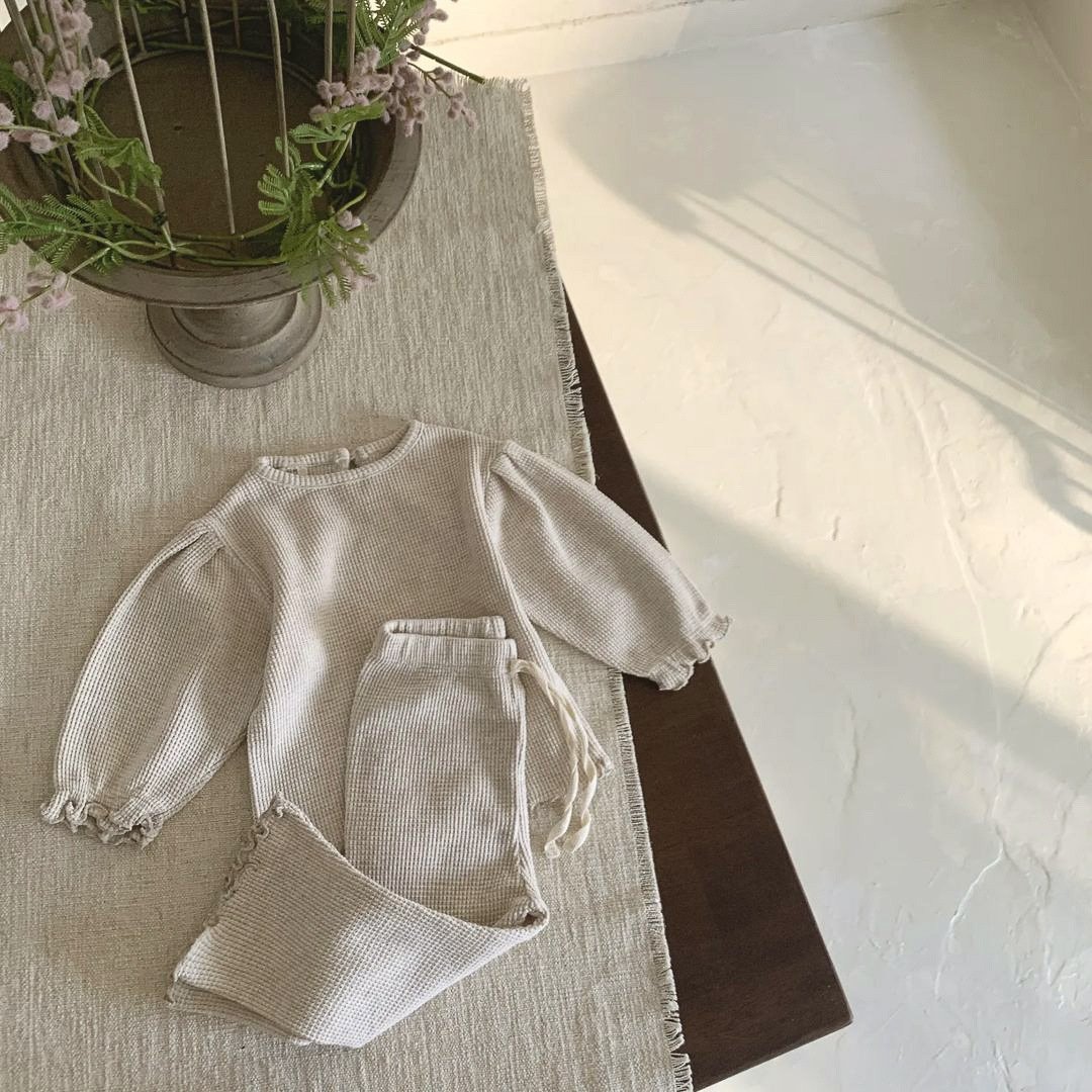 Autumn Korean children's clothing, girls and little girls, waffle long sleeved T-shirt+wave curled edge flared pants set