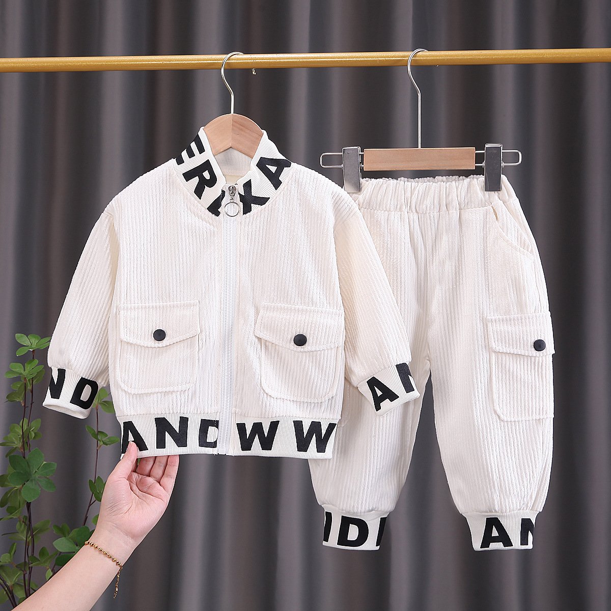 Wholesale of handsome boys' spring new corduroy zipper long sleeved casual sports two-piece set for children's clothing