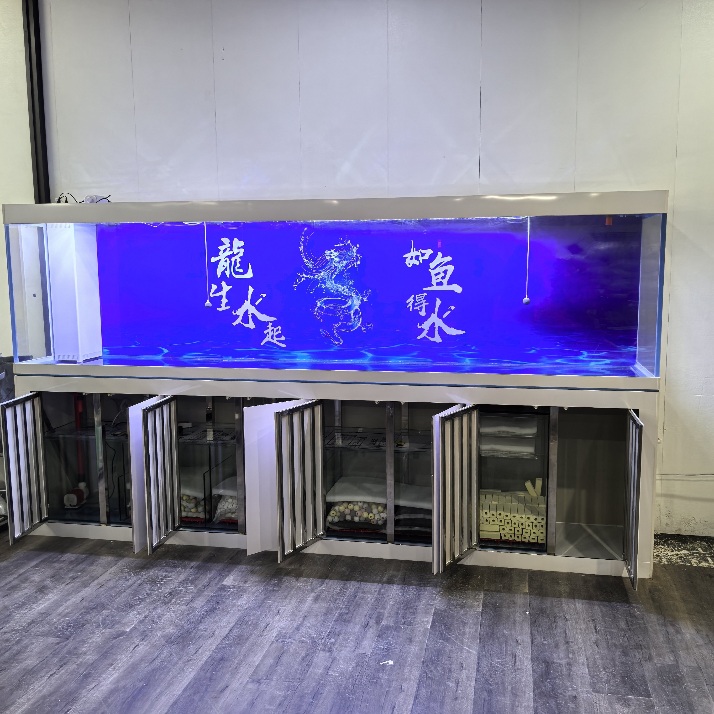 Factory Customized 500 1000 Gallons White Super Large Fish Tank Aquarium With Bottom Filter System
