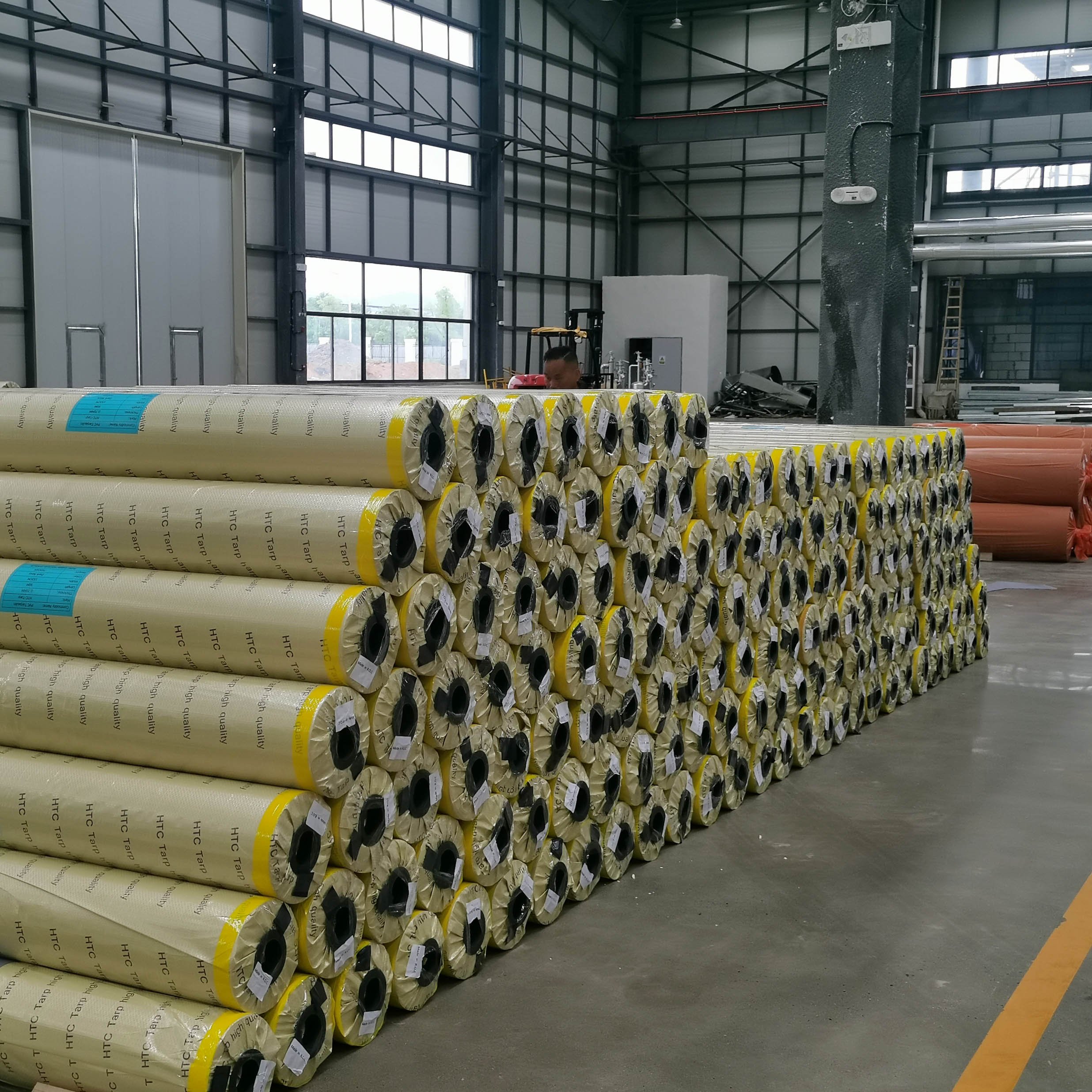 Lona Custom pvc membrane structure 1300d 1050gsm pvdf tensile fabrics for canopy roof