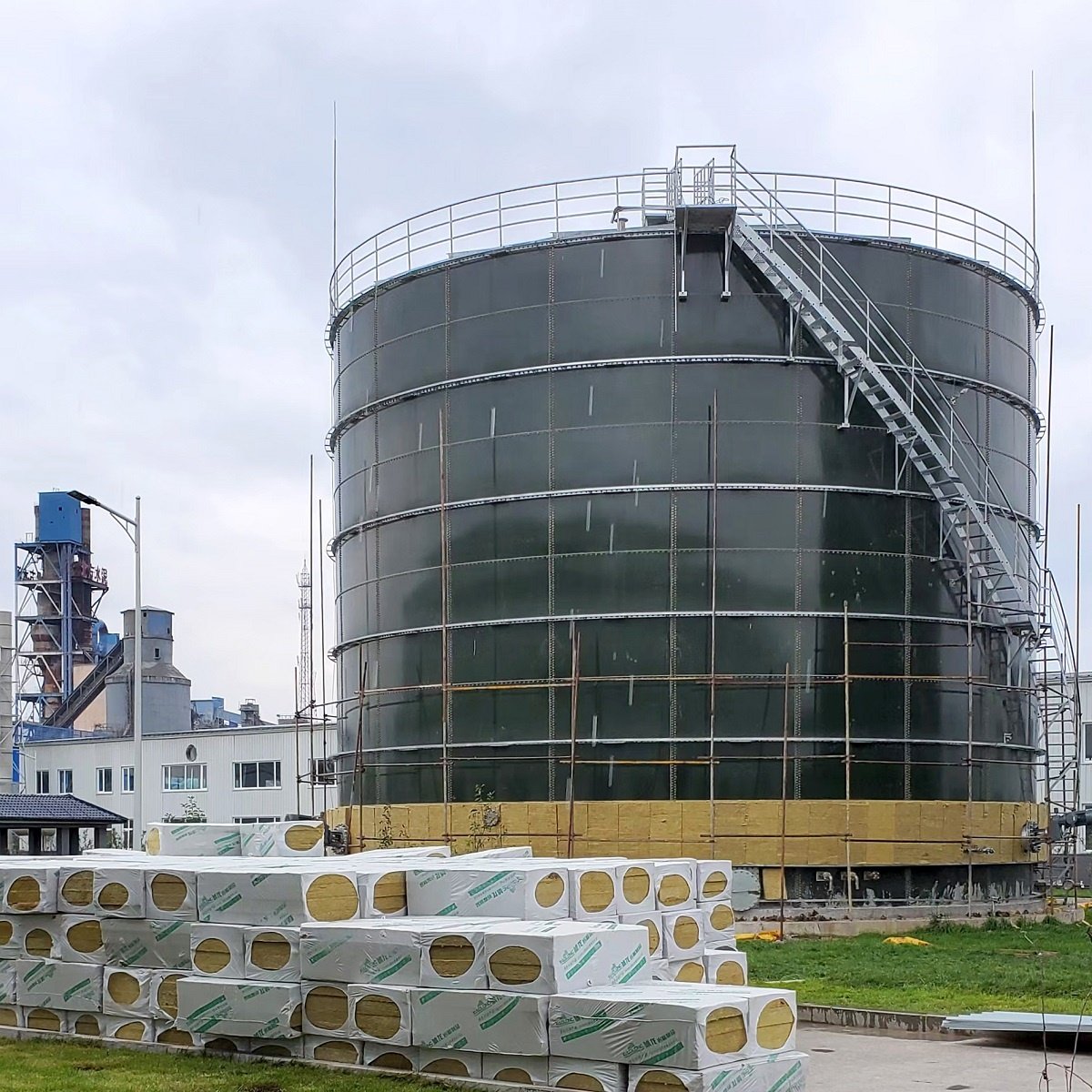 Membrane gas holders commonly used in biogas fermentation tanks and double membrane biogas digesters