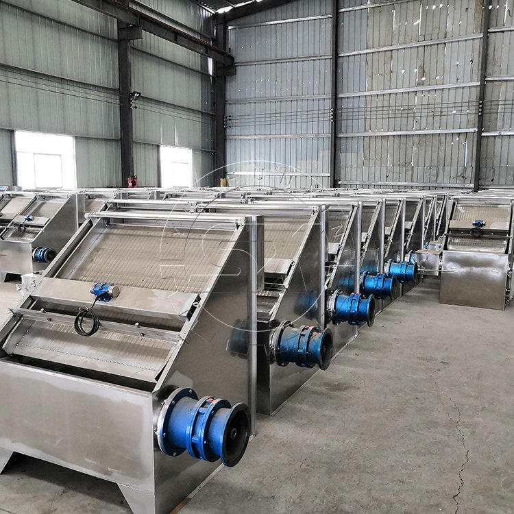 Inclined screen spiral solid-liquid separator for animal manure dehydration/organic fertilizer production