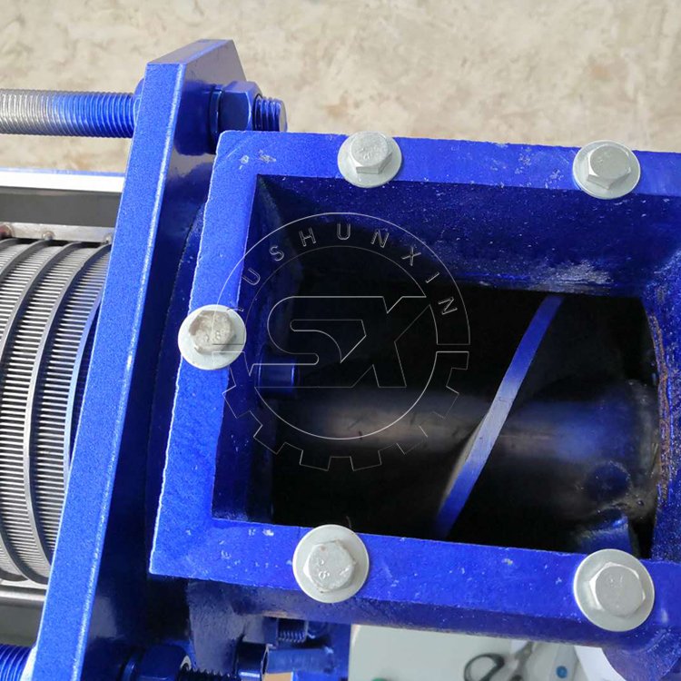 Solid-liquid separator, suitable for animal manure dehydration, organic fertilizer production machine
