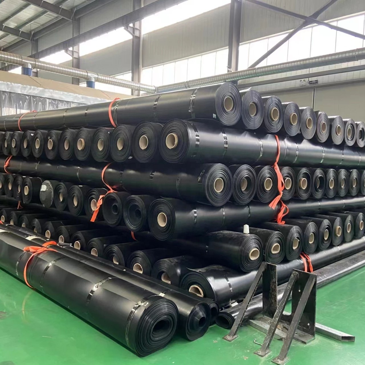 100% virgin Black HDPE geomembrane Shrimp fish pond liner hdpe geomembrane liner