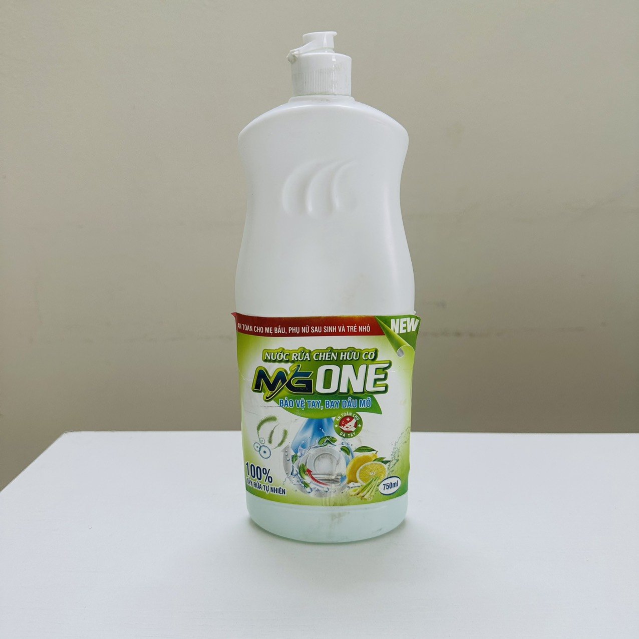 MGone lemongrass scented dishwashing liquid comes from nature and does not harm the skin from Viet Nam