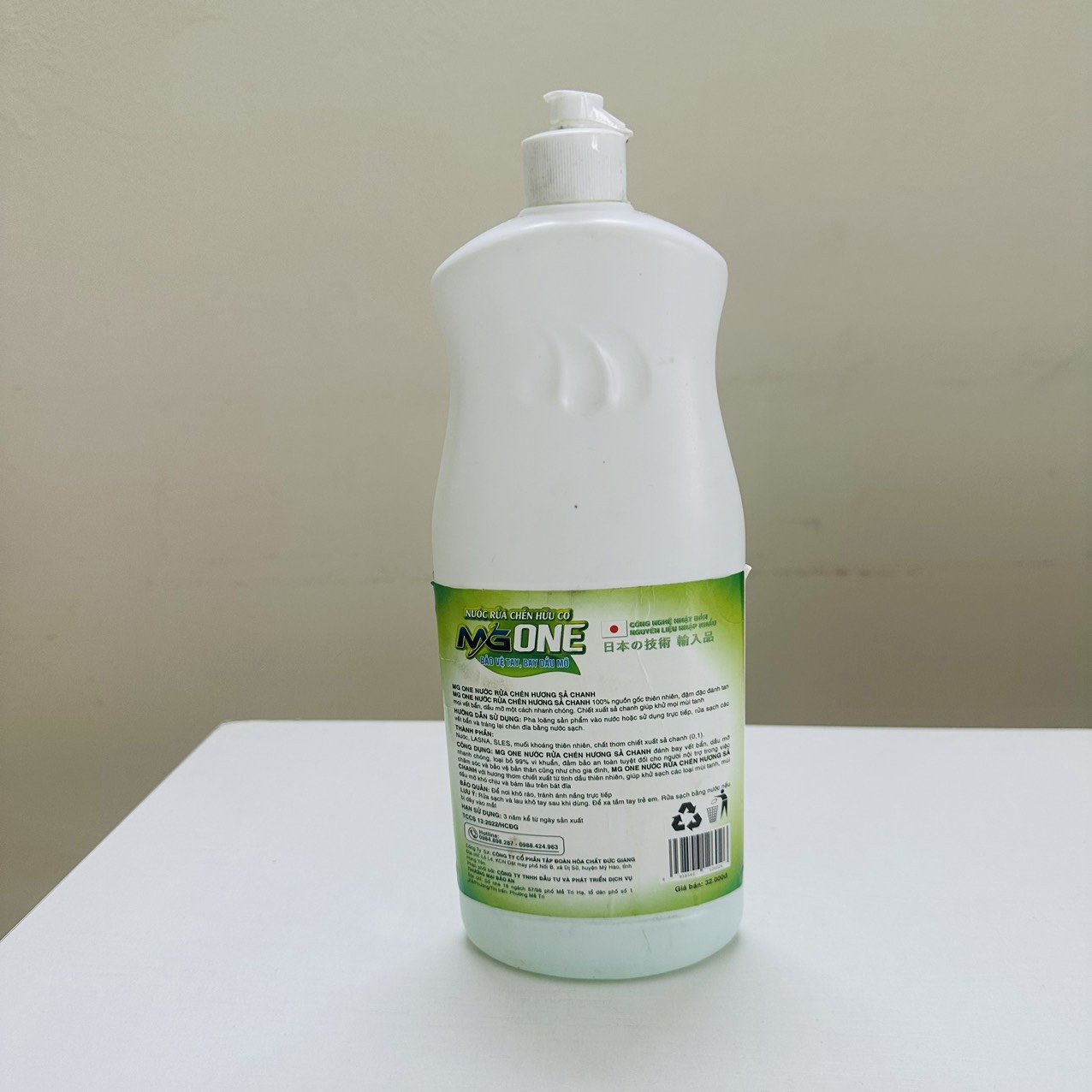 MGone lemongrass scented dishwashing liquid comes from nature and does not harm the skin from Viet Nam