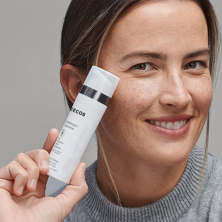 Hot Sale OEM Moisturizing Whitening Sun Block Cream Long-lasting Waterproof Sweatproof Vitamin C SPF 50 Face Sunscreen