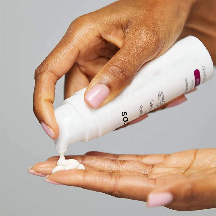 Hot Sale OEM Moisturizing Whitening Sun Block Cream Long-lasting Waterproof Sweatproof Vitamin C SPF 50 Face Sunscreen