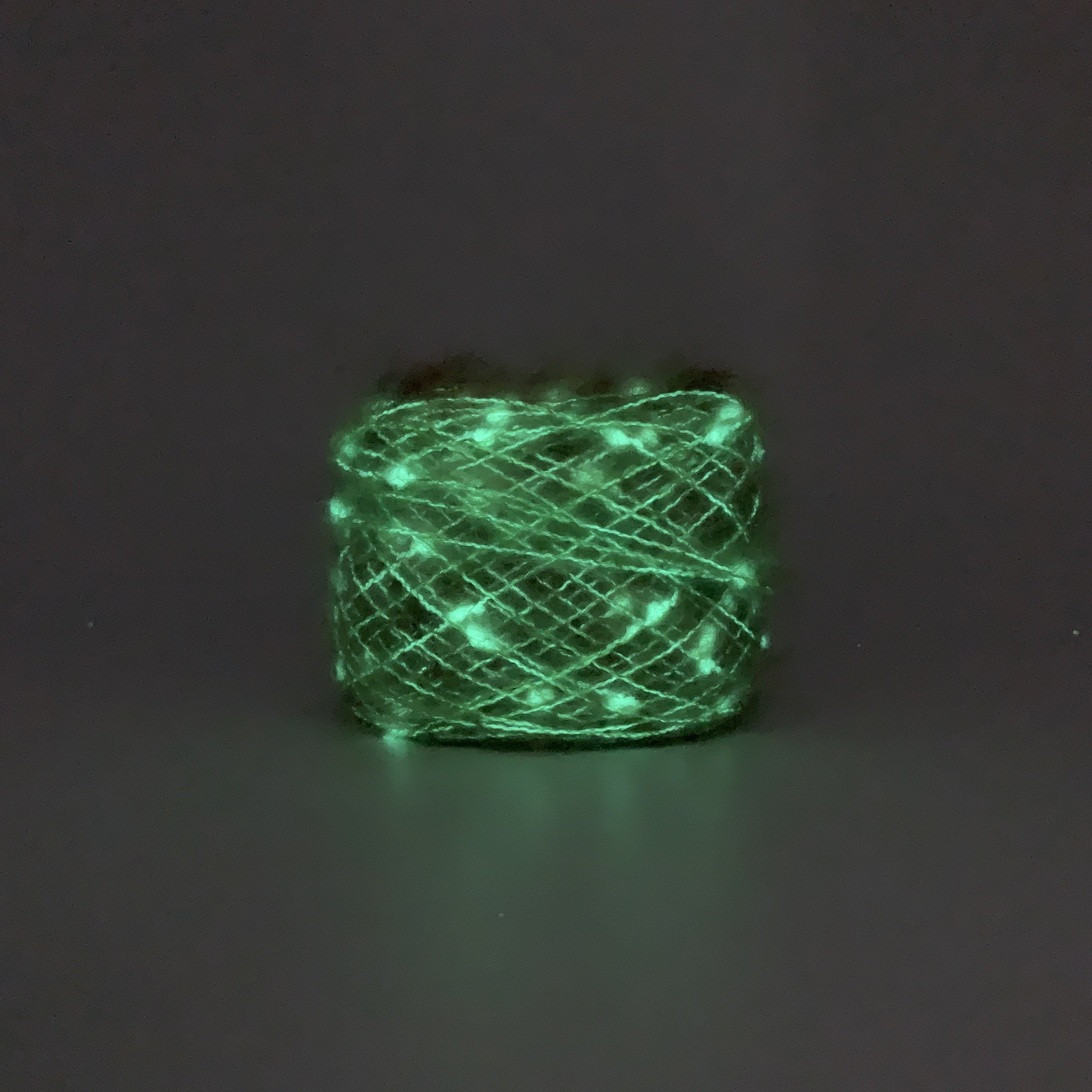 Blended Cotton Yarn with Glowing Effect Cake Luminous Fancy Yarn Hand Knitted and Woven Glow-in-the-dark Embroidered 150D YX8005