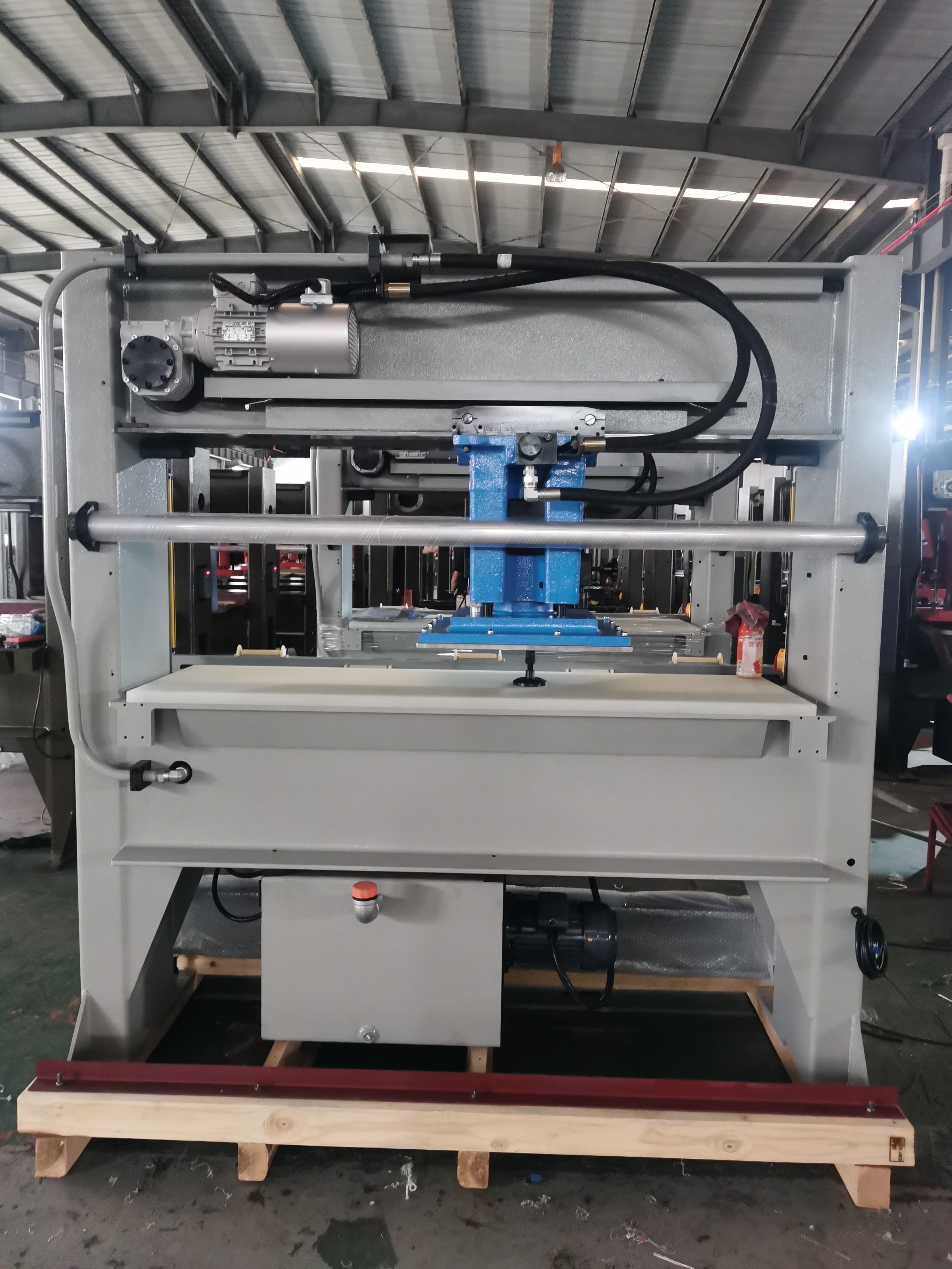 China hydraulic four column doll cloth fabric cutting machine