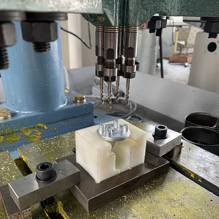 Factory Direct Professional Intelligent Control Servo Fully Automatic DSG-200 CNC Tapping Machine
