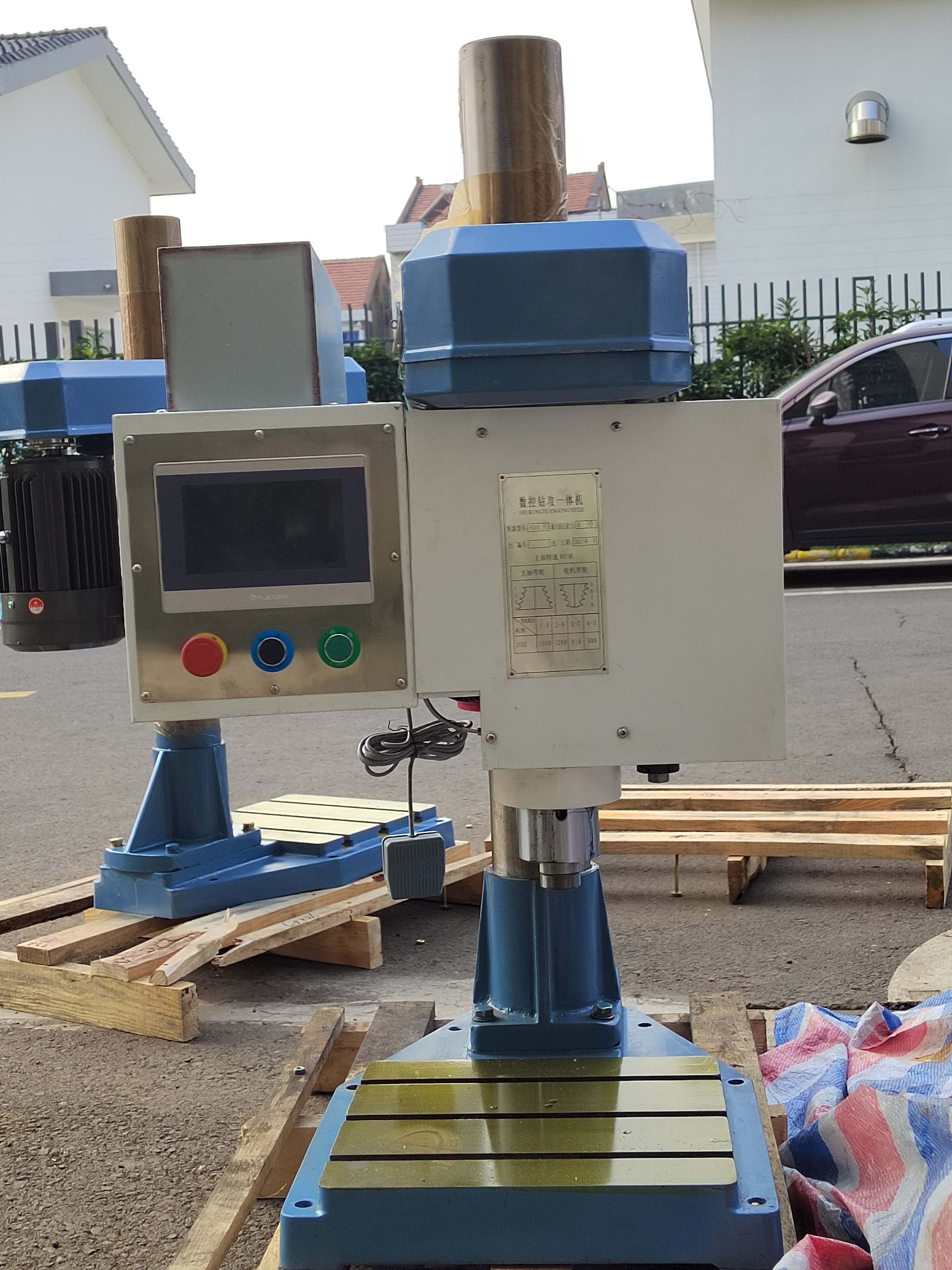 Factory Direct Professional Intelligent Control Servo Fully Automatic DSG-200 CNC Tapping Machine