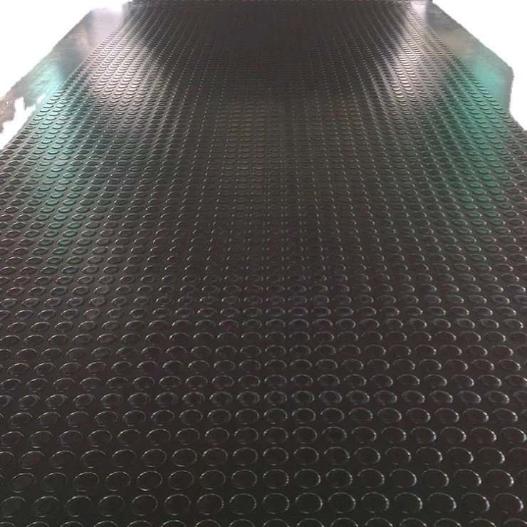 Non-slip rubber workstation mats improve traction, reduce slips and falls