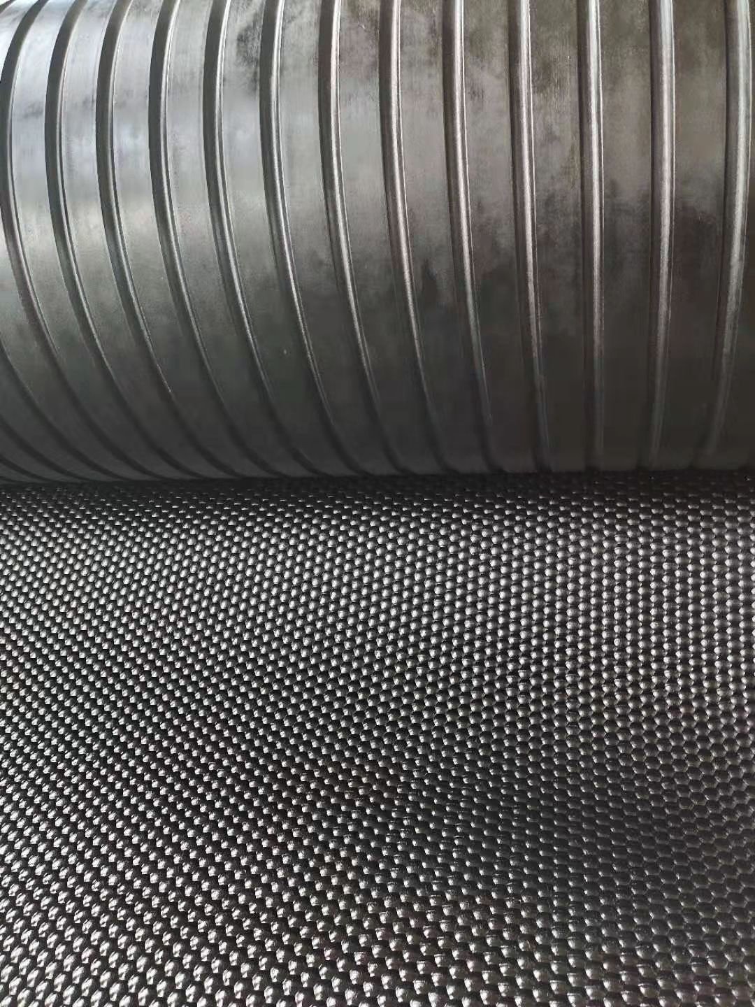 Good Quality Heavy duty, non slip rubber, easy to lay rubber mat