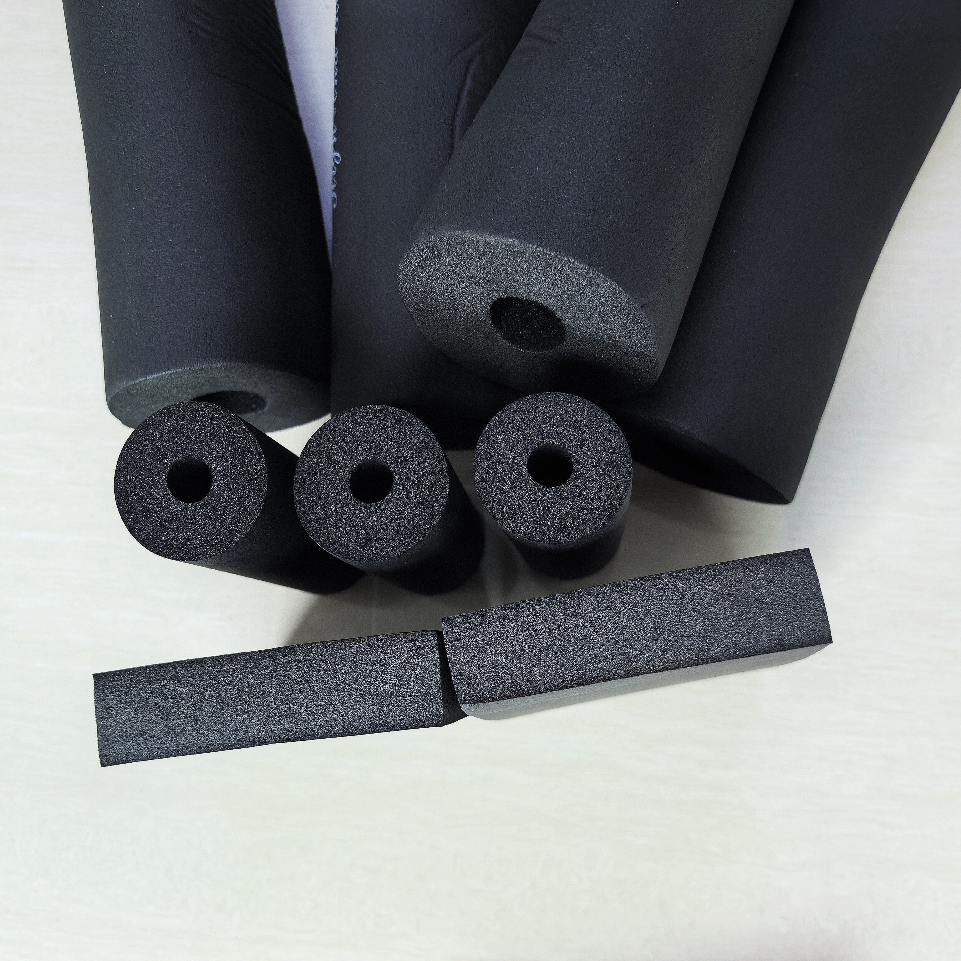 1/4'' 3/8'' Insulated Copper Pipe 25m For Air Conditioning 1/4 Nbr Smooth Sponge Tube Rubber Foam