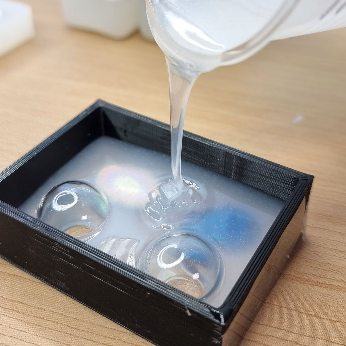 R PRO GLASS 1:1 Silicone rubber transparent for medium hardness moulds, platinum catalyst compatible with resin and concrete