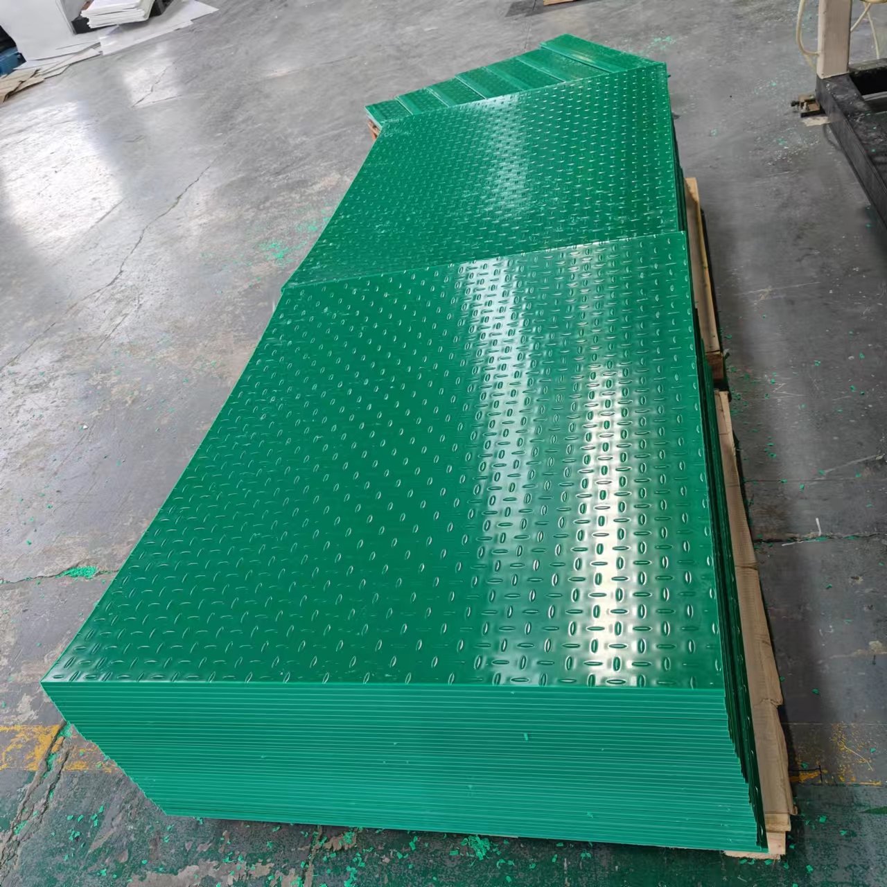 Wear-resistant anti-skid lightweight interlocking customized 4*8ft lawn mud floor construction site hdpe mats