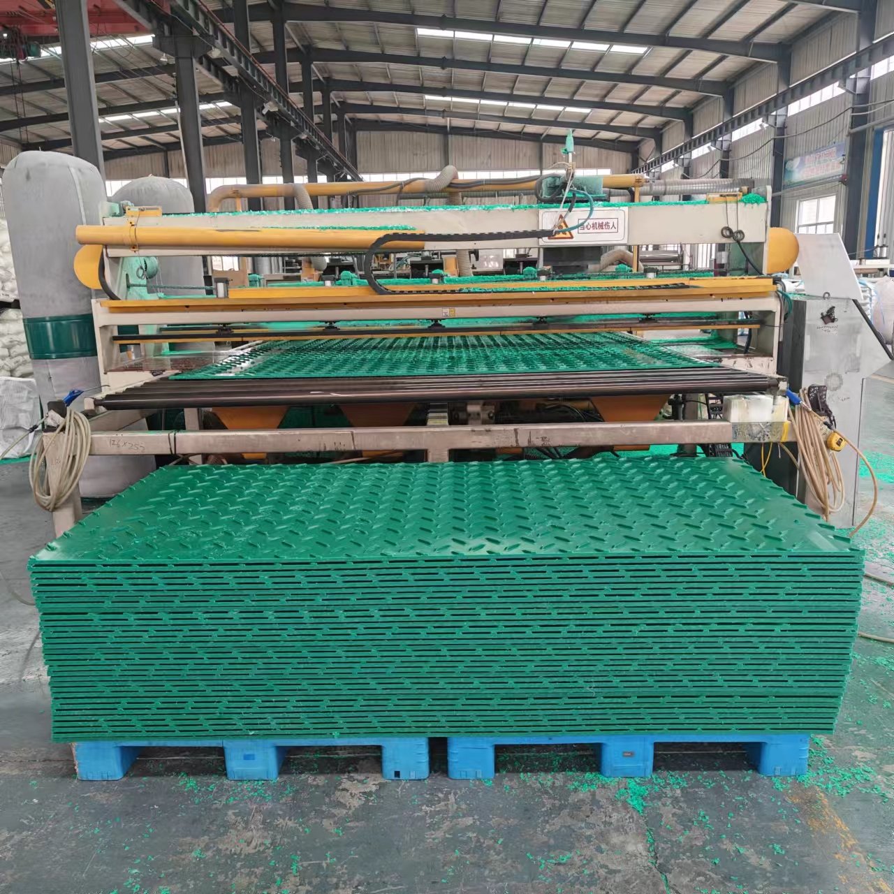 Wear-resistant anti-skid lightweight interlocking customized 4*8ft lawn mud floor construction site hdpe mats