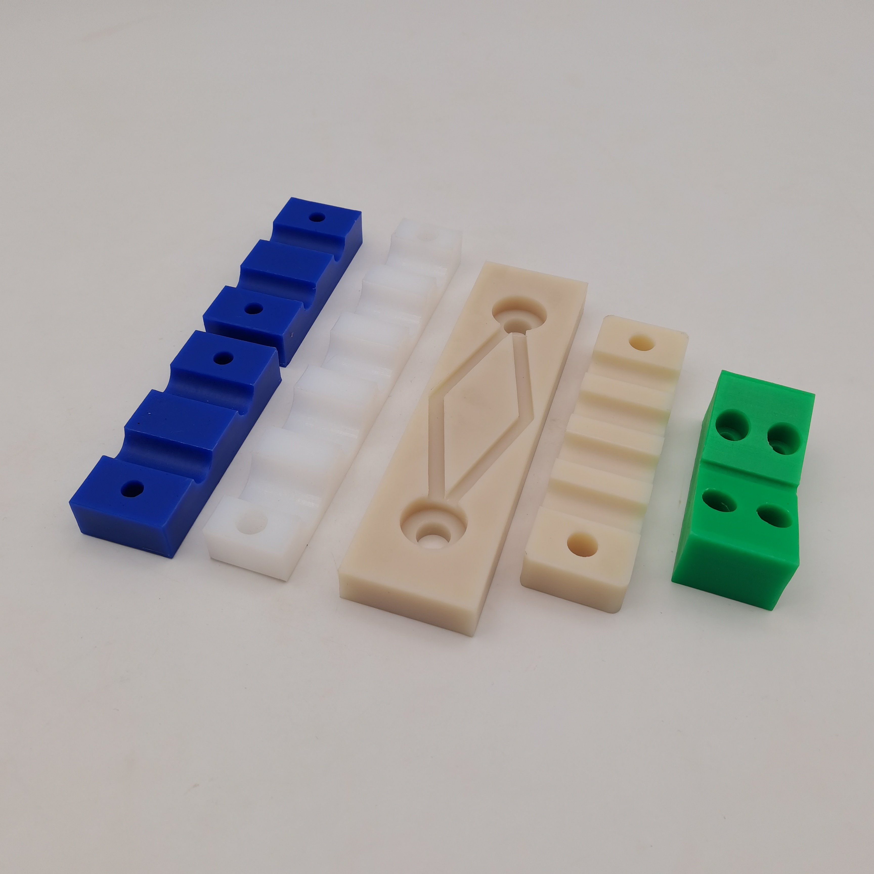 Manufacturers directly supply wear-resistant solid nylon rectangular strip nylon block custom PP POM plastic parts