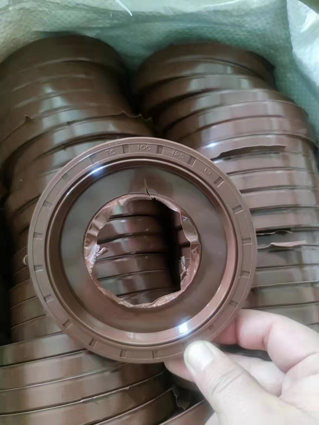 High Temperature NBR MVQ Black Rubber Tc Framework Oil Seals for Hydraulic Machine Custom Moulding Processing Service
