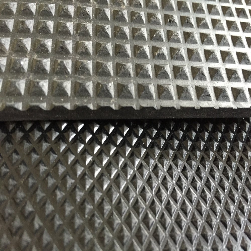 Anti-skidding Black Rubber Sheet 1.4M Width SBR Diamond And Pyramid Textured Natural Rubber Matting Flooring