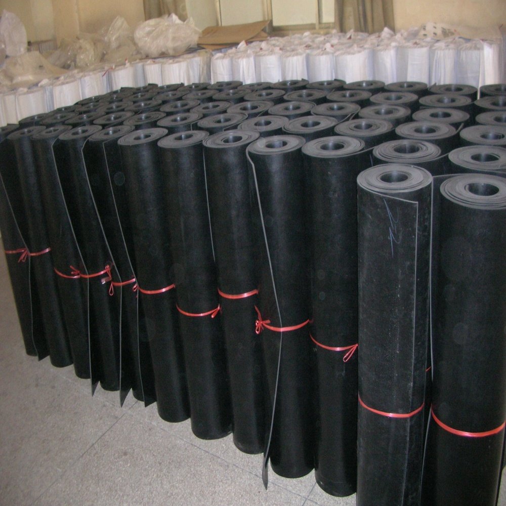 Anti-skidding Black Rubber Sheet 1.4M Width SBR Diamond And Pyramid Textured Natural Rubber Matting Flooring