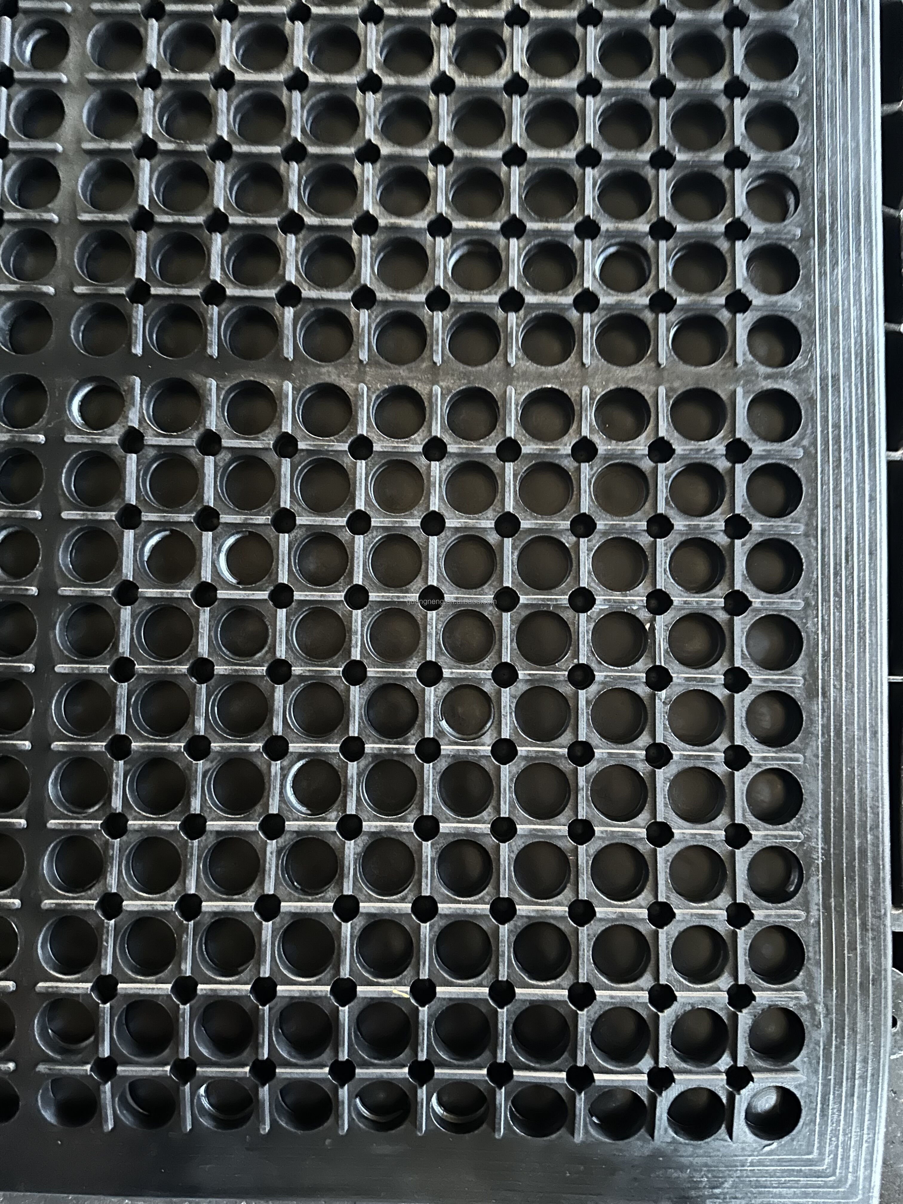 Anti-Slip Beveled Edge Ramps Drainage Rubber Hole Mats Moulded Kitchen Floor Mats Restaurant New Product Rubber Sheets