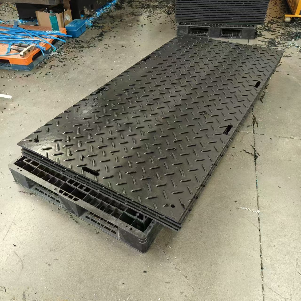 4*8ft Black Wear Resistant Truck Interlocking Mats HDPE Lightweight Ground Protection Mats Lawn Mud Mats