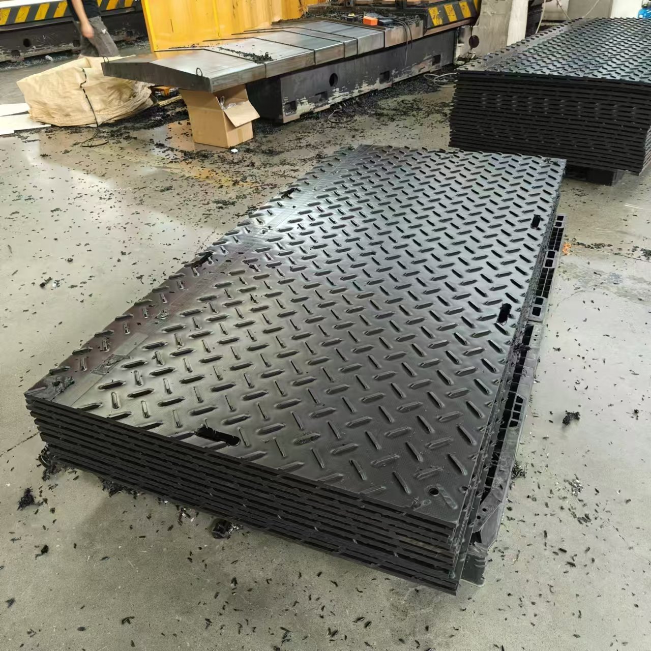 4*8ft Black Wear Resistant Truck Interlocking Mats HDPE Lightweight Ground Protection Mats Lawn Mud Mats